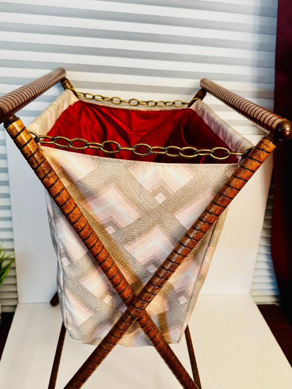 Vtg 1970s Spiral Carved Wood Frame 26" Folding Sewing Knitting Basket Craft READ